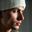 目を閉じてリラックスしている男性の横顔。温かいタオルの蒸気が顔にかかっている瞬間。穏やかで至福の表情。